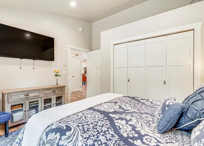 Freeland Retreat - Deck, Fire Pit & Beach Access!