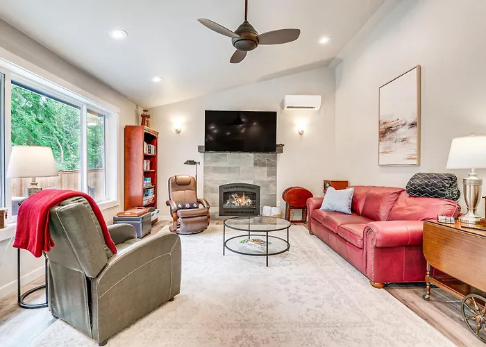 Freeland Retreat - Deck, Fire Pit & Beach Access!