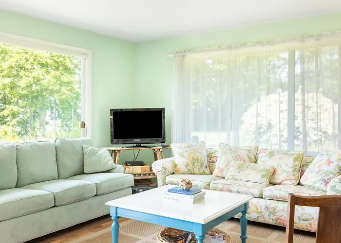 Comfy Coastal Cottage By Avantstay